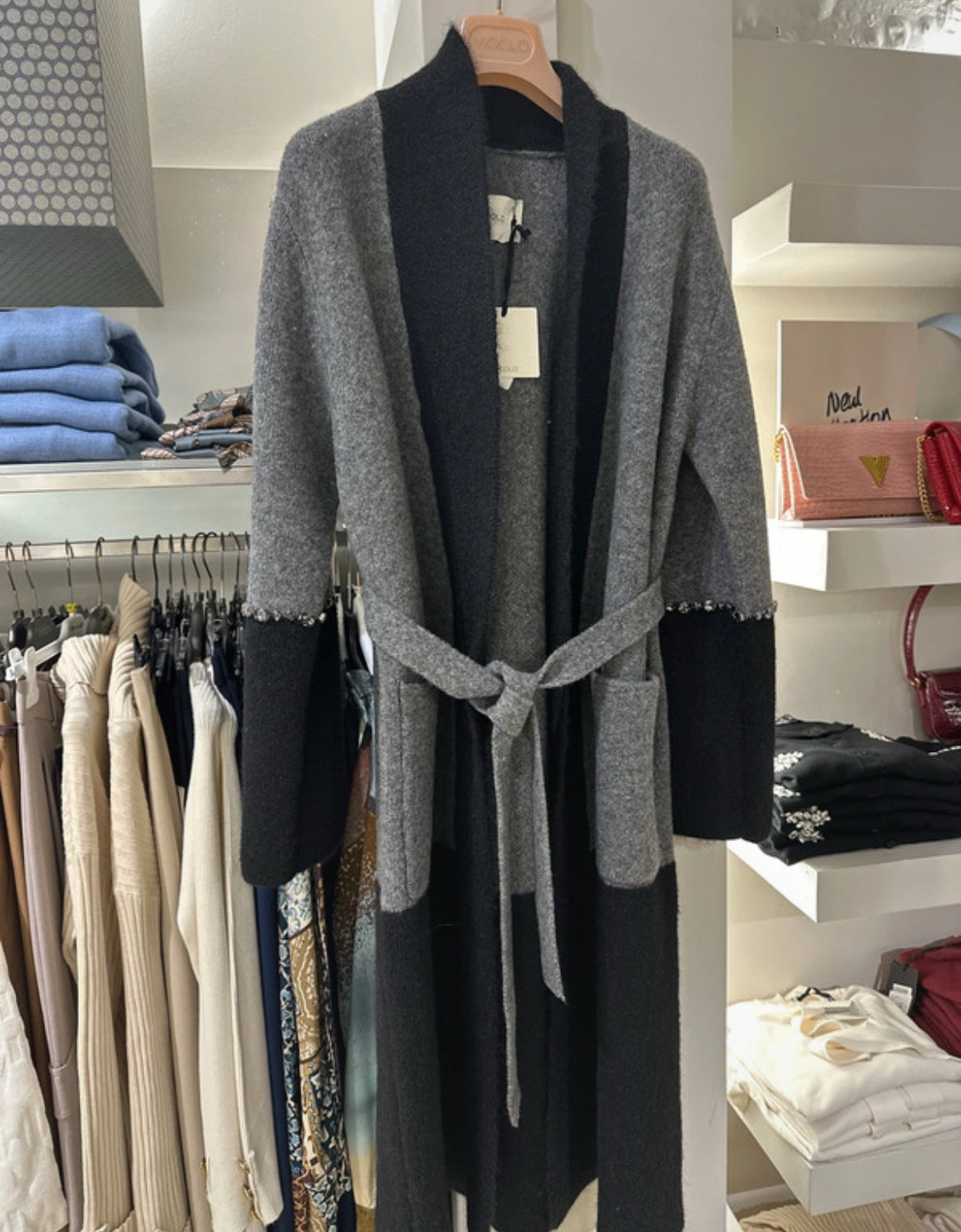 Cappotto Vicolo grigio e nero pietre
