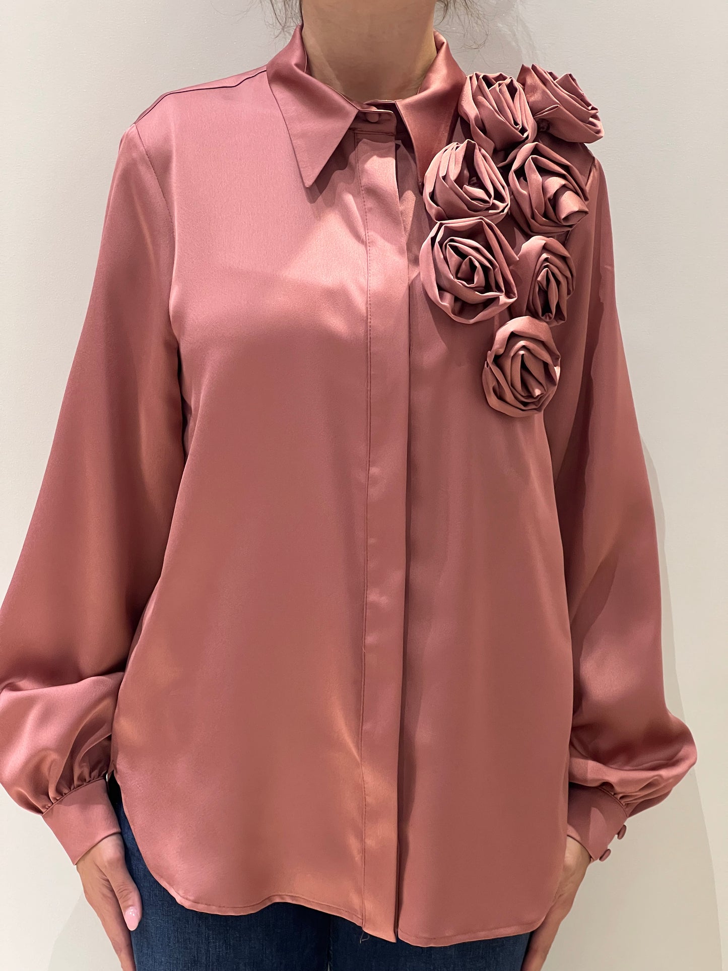 Camicia in satin con i fiori