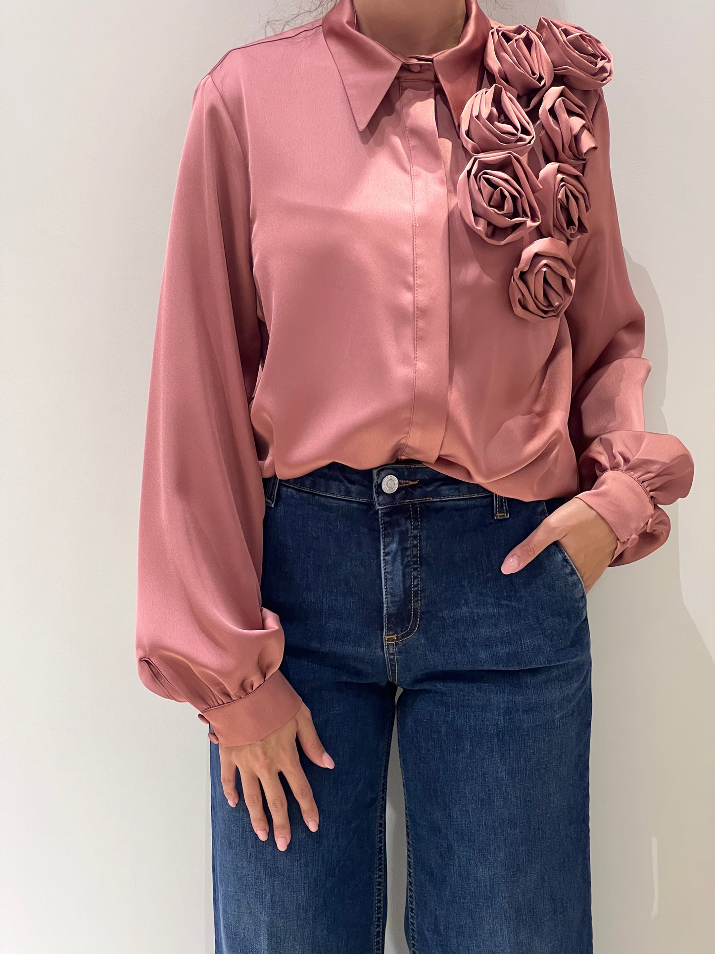 Camicia in satin con i fiori