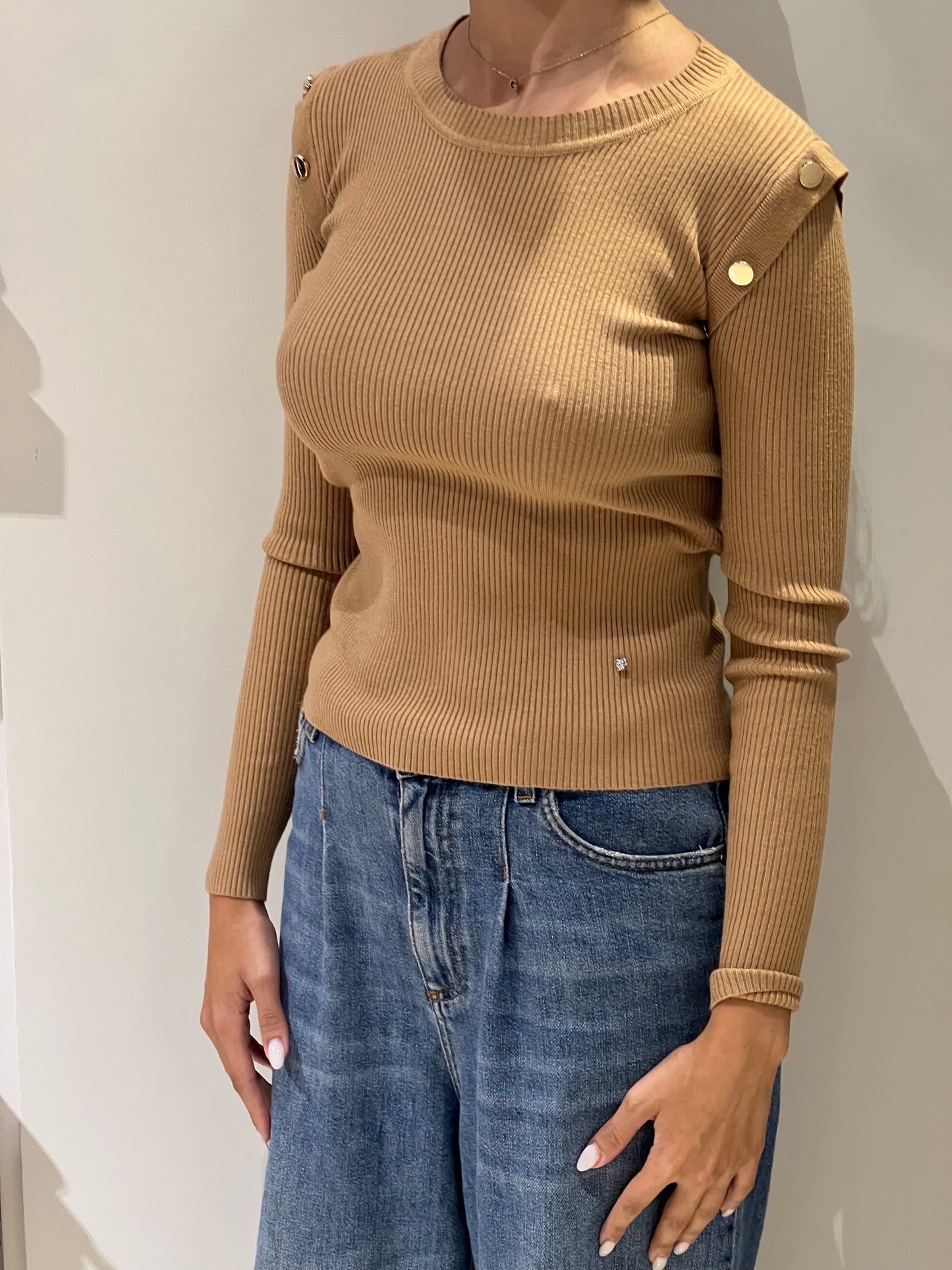 Maglia a costine bottoni oro