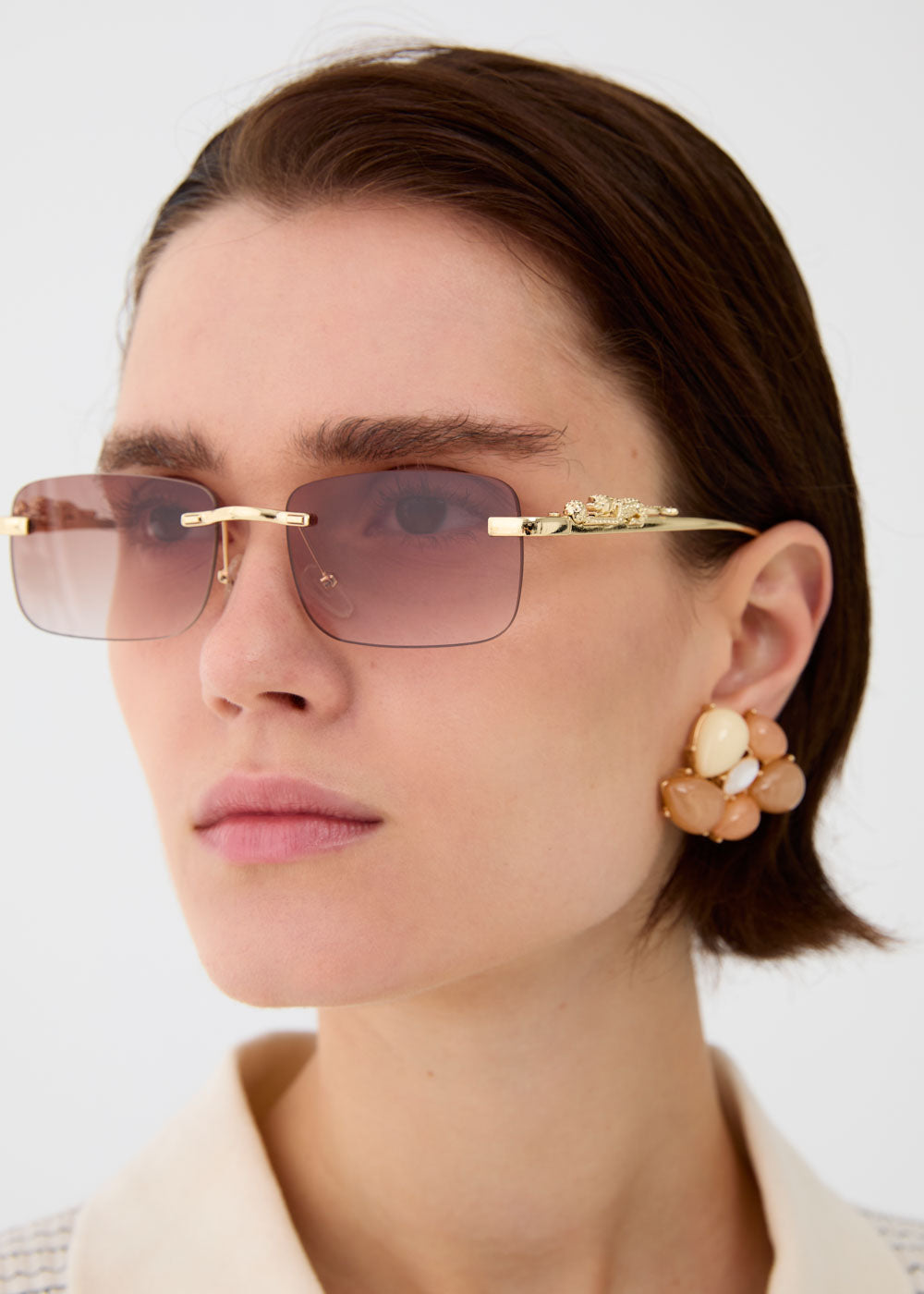 Orecchini a lobo in resina beige