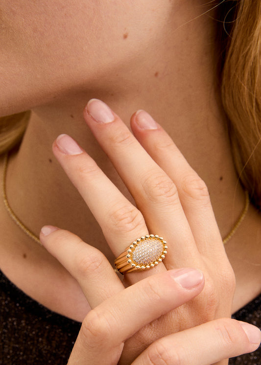 Anello ov<ale oro con pietre clear