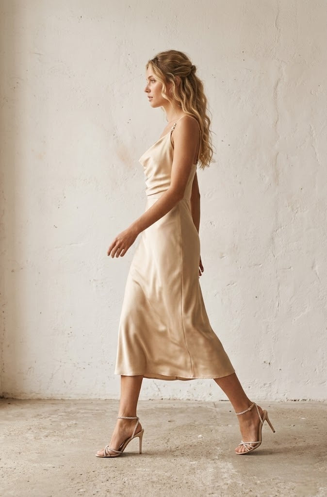 Abito bretelle con accessorio